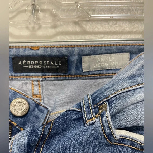 Aeropostale Medium Wash Ripped Knee Ankle Jeggings Size 4 - Picture 5 of 5
